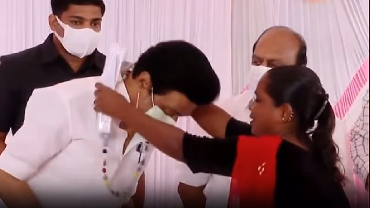 களத்தில் இறங்கிய ரியல் ஜெய் பீம் ஸ்டாலின்.. பழங்குடியின மக்களுக்கு சாதிச் சான்றிதழ், பட்டா வழங்கி நெகிழ்ச்சி. களத்தில் இறங்கிய ரியல் ஜெய் பீம் ஸ்டாலின்.. பழங்குடியின மக்களுக்கு சாதிச் சான்றிதழ், பட்டா வழங்கி நெகிழ்ச்சி.