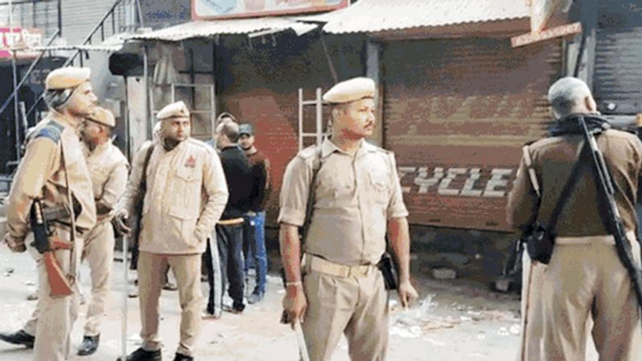 दिवाली पर खत्म हो गया पूरा परिवार, रात को घर सजाया..सुबह मिली लाशें..तस्वीरें इतनी भयानक कि दिखा नहीं सकते दिवाली पर खत्म हो गया पूरा परिवार, रात को घर सजाया..सुबह मिली लाशें..तस्वीरें इतनी भयानक कि दिखा नहीं सकते