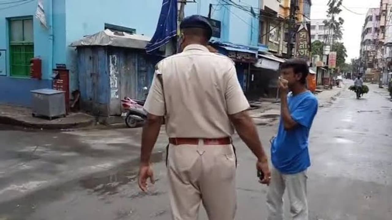 రెయిడ్ కి వచ్చారని రెచ్చిపోయారు.. ఏఎస్ఐ చేతులను తాళ్లతో కట్టేసి.. చితకబాది.. వీరంగం...