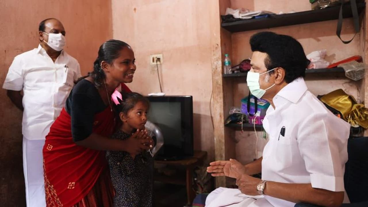 நரிக்குறவர் வீட்டில் அமர்ந்த ஸ்டாலின்.. வைரலாகும் மாஸ் போட்டோ. நரிக்குறவர் வீட்டில் அமர்ந்த ஸ்டாலின்.. வைரலாகும் மாஸ் போட்டோ.