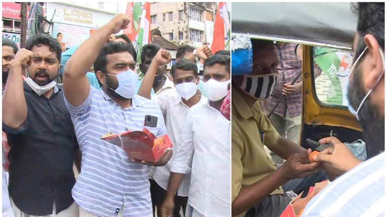 Fuel Price Cut|'വിജയിച്ചത് യൂത്ത് കോൺഗ്രസ് പ്രതിഷേധം'; ഇന്ധന വില കുറച്ചതിൽ മധുര വിതരണം, ആഹ്ളാദ പ്രകടനം Fuel Price Cut|'വിജയിച്ചത് യൂത്ത് കോൺഗ്രസ് പ്രതിഷേധം'; ഇന്ധന വില കുറച്ചതിൽ മധുര വിതരണം, ആഹ്ളാദ പ്രകടനം