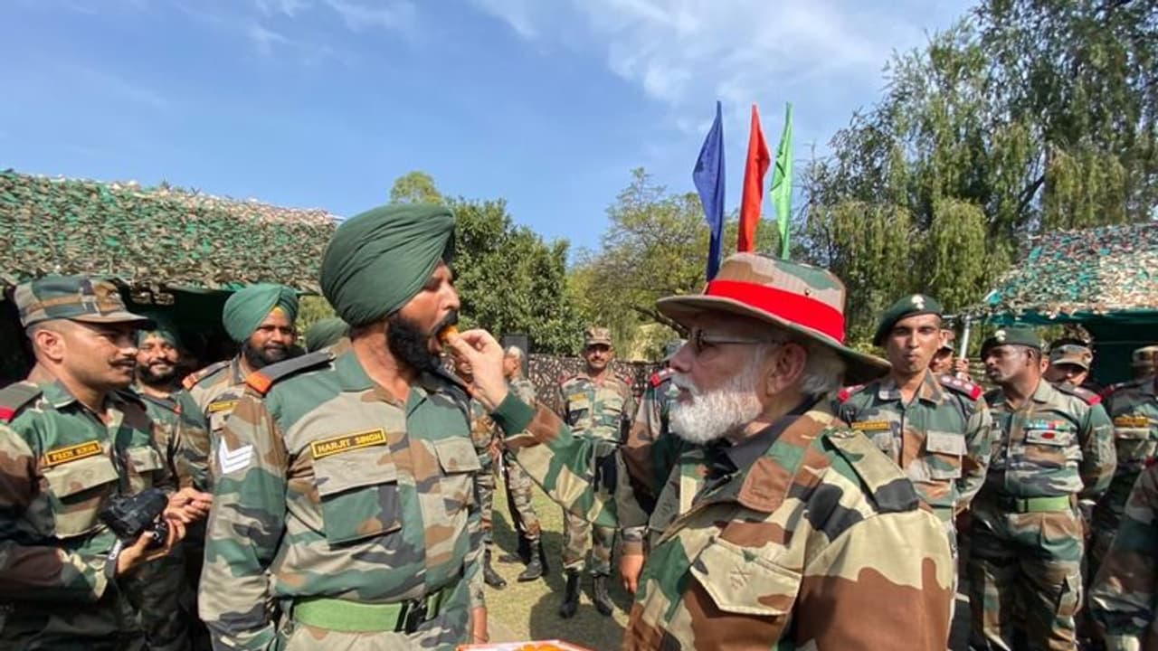 எல்லையில் ராணுவ வீரர்களுடன் தீபாவளி கொண்டாடிய மோடி.. எதிரிகளுக்கு சொல்லும் மெசேஜ் என்ன.? எல்லையில் ராணுவ வீரர்களுடன் தீபாவளி கொண்டாடிய மோடி.. எதிரிகளுக்கு சொல்லும் மெசேஜ் என்ன.?