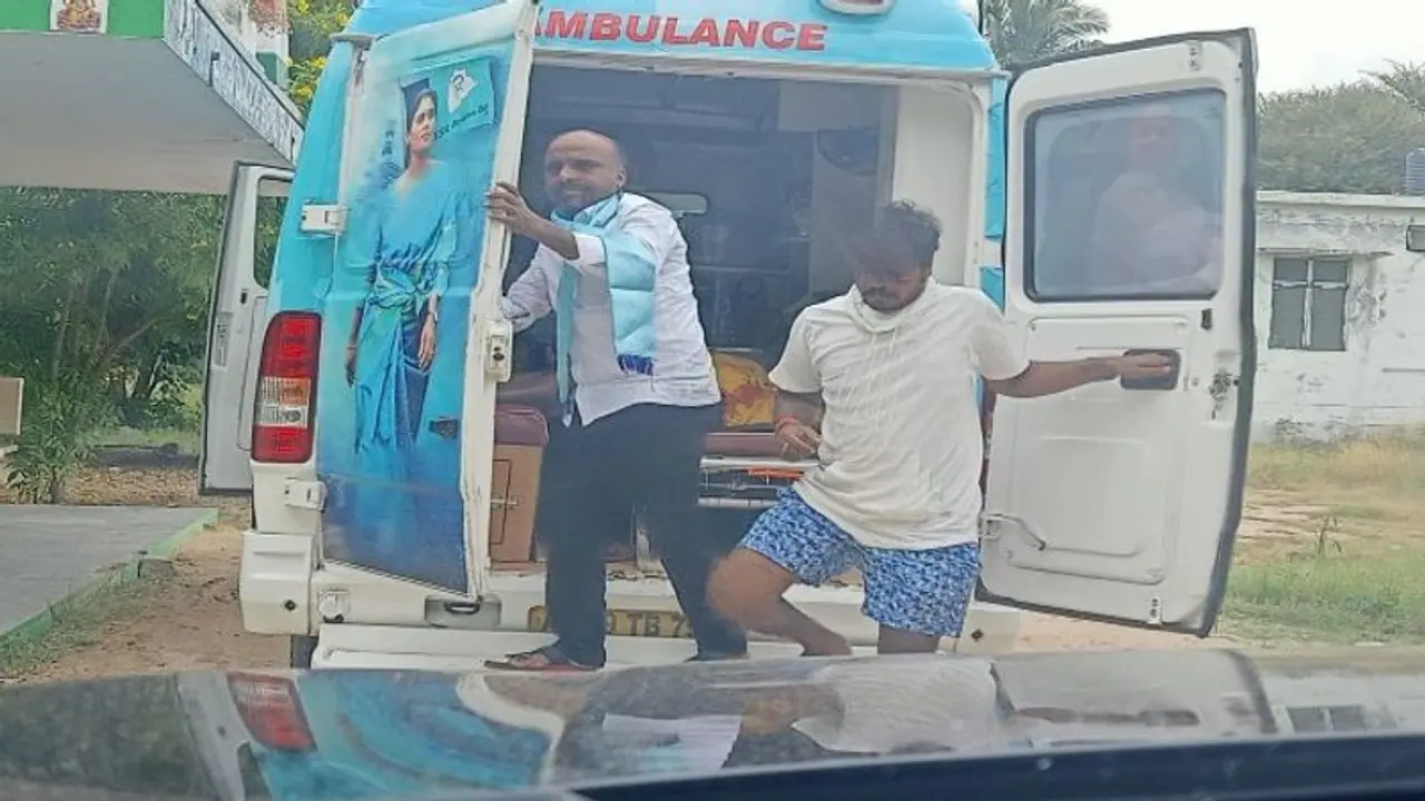 YS Sharmila: 108కి ఫోన్ చేసిన వైఎస్ షర్మిల.. అంబులెన్స్ రాకపోవడంతో పాదయాత్రకు సంబంధించిన అంబులెన్స్లోనే.. YS Sharmila: 108కి ఫోన్ చేసిన వైఎస్ షర్మిల.. అంబులెన్స్ రాకపోవడంతో పాదయాత్రకు సంబంధించిన అంబులెన్స్లోనే..