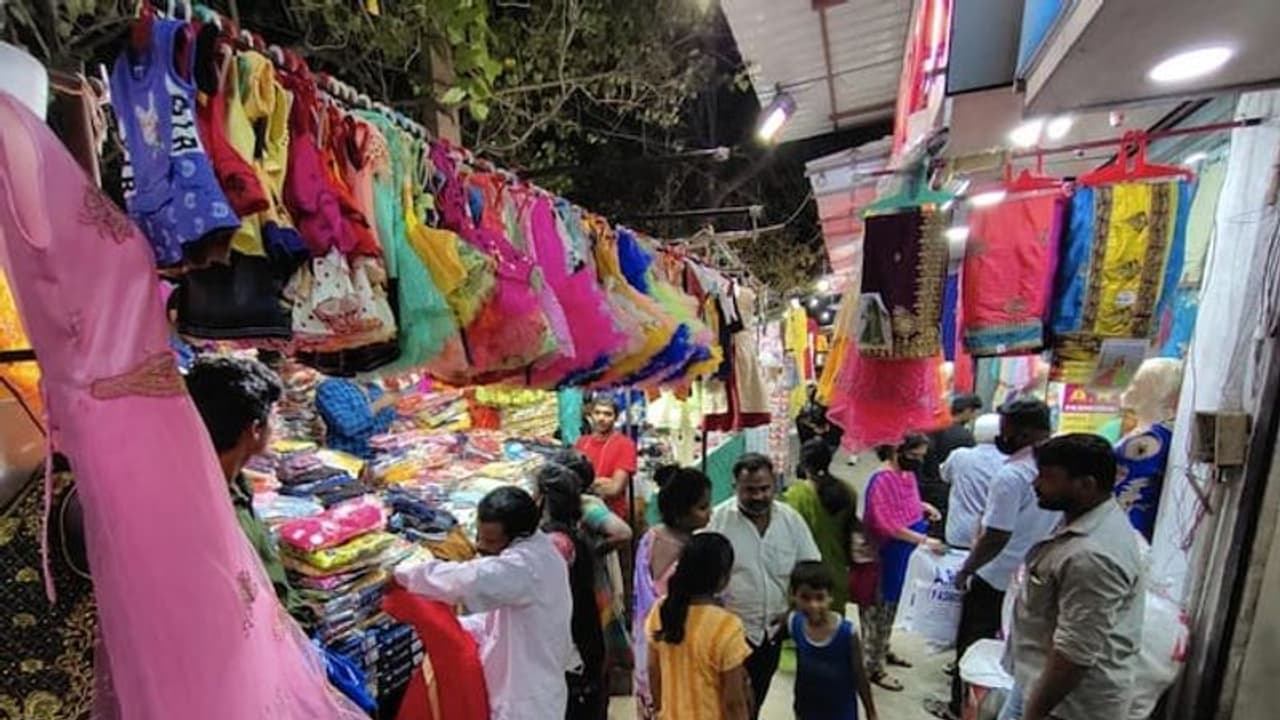 Sexual Harassment : ಗಂಡನೊಂದಿಗೆ ಶಾಪಿಂಗ್‌ಗೆ ತೆರಳಿದ ಮಹಿಳೆ ಮೇಲೆ ಕೈ ಹಾಕಿದ ಕಿರಾತಕ!