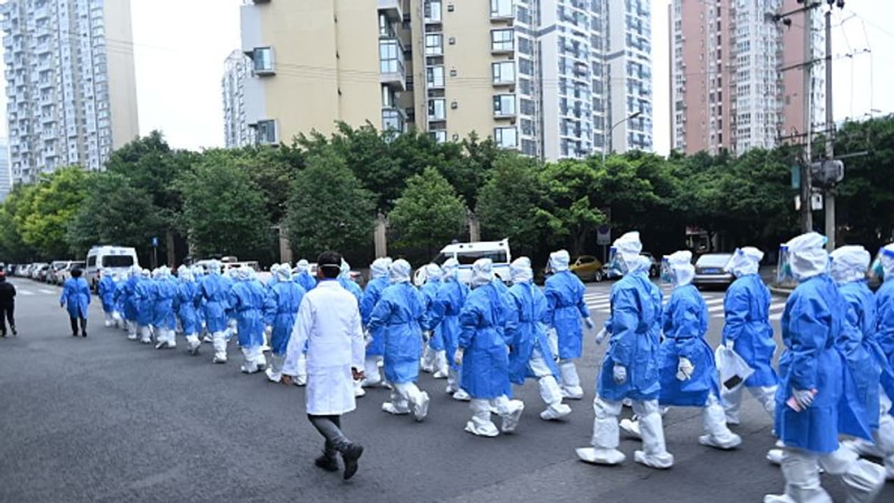 கொரோனா அதிகரிப்பதன் எதிரொலி... மீண்டும் குடியிருப்புகளுக்கு சீல் வைத்தது சீனா!!