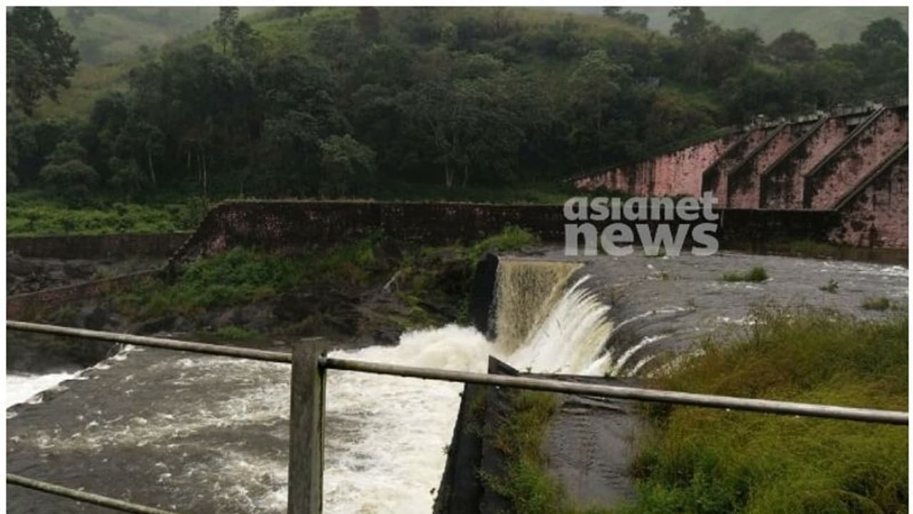 മുല്ലപ്പെരിയാറിൽ നിന്നും നാളെ രാവിലെ മുതൽ വെള്ളം ഒഴുകി വിടും മുല്ലപ്പെരിയാറിൽ നിന്നും നാളെ രാവിലെ മുതൽ വെള്ളം ഒഴുകി വിടും