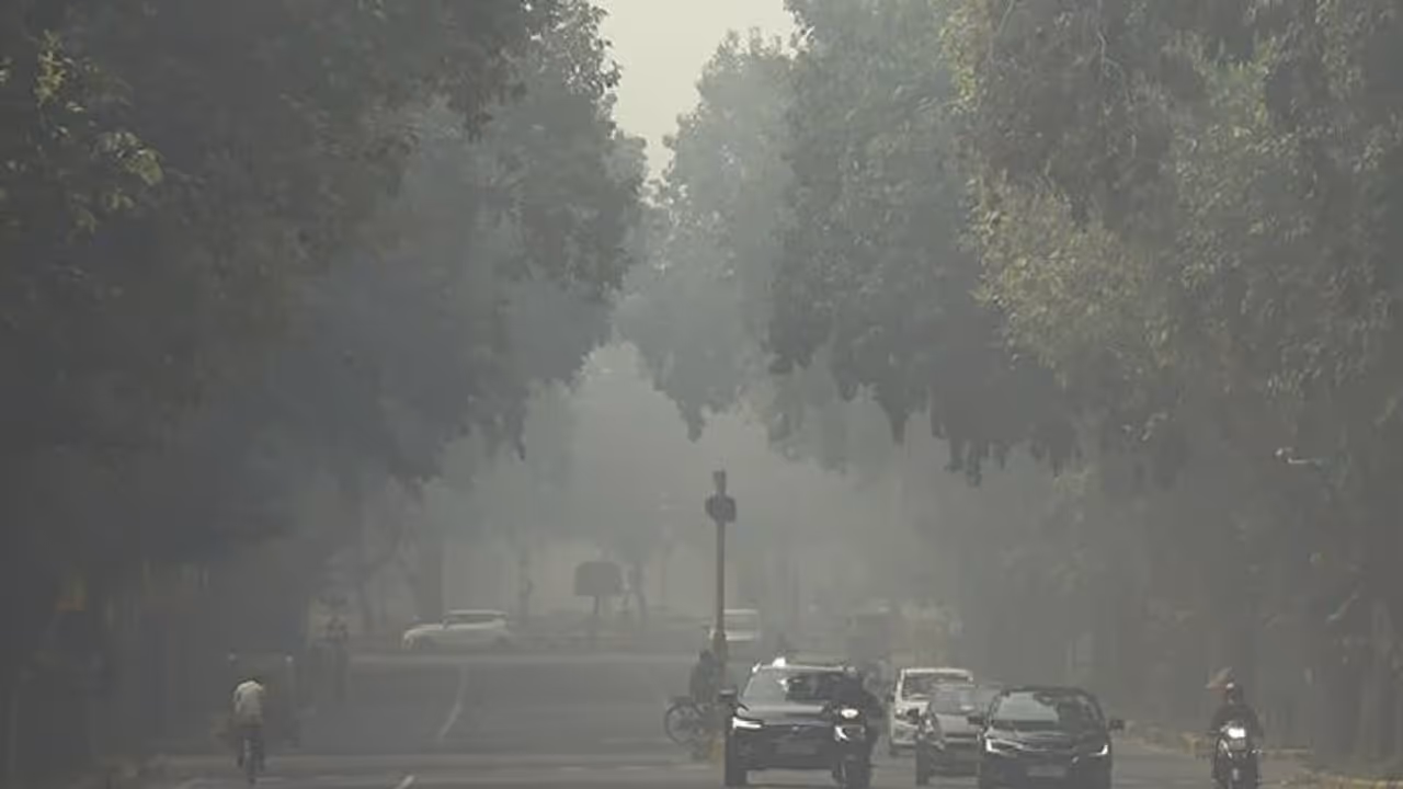 സിമന്റ് നിറത്തില് ആകാശം; ദില്ലിയില് ദീപാവലി ദിനത്തില് അന്തരീക്ഷ മലിനീകരണം സിമന്റ് നിറത്തില് ആകാശം; ദില്ലിയില് ദീപാവലി ദിനത്തില് അന്തരീക്ഷ മലിനീകരണം