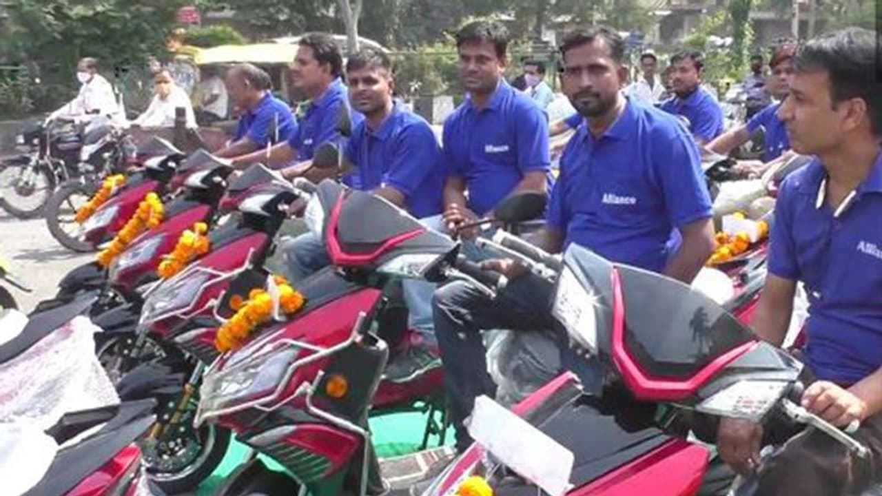 Diwali 2021 : कर्मचारियों को गिफ्ट में मिली Electric Scooter, गुजरात के एक और कारोबारी ने दिखाया बड़ा दिल Diwali 2021 : कर्मचारियों को गिफ्ट में मिली Electric Scooter, गुजरात के एक और कारोबारी ने दिखाया बड़ा दिल
