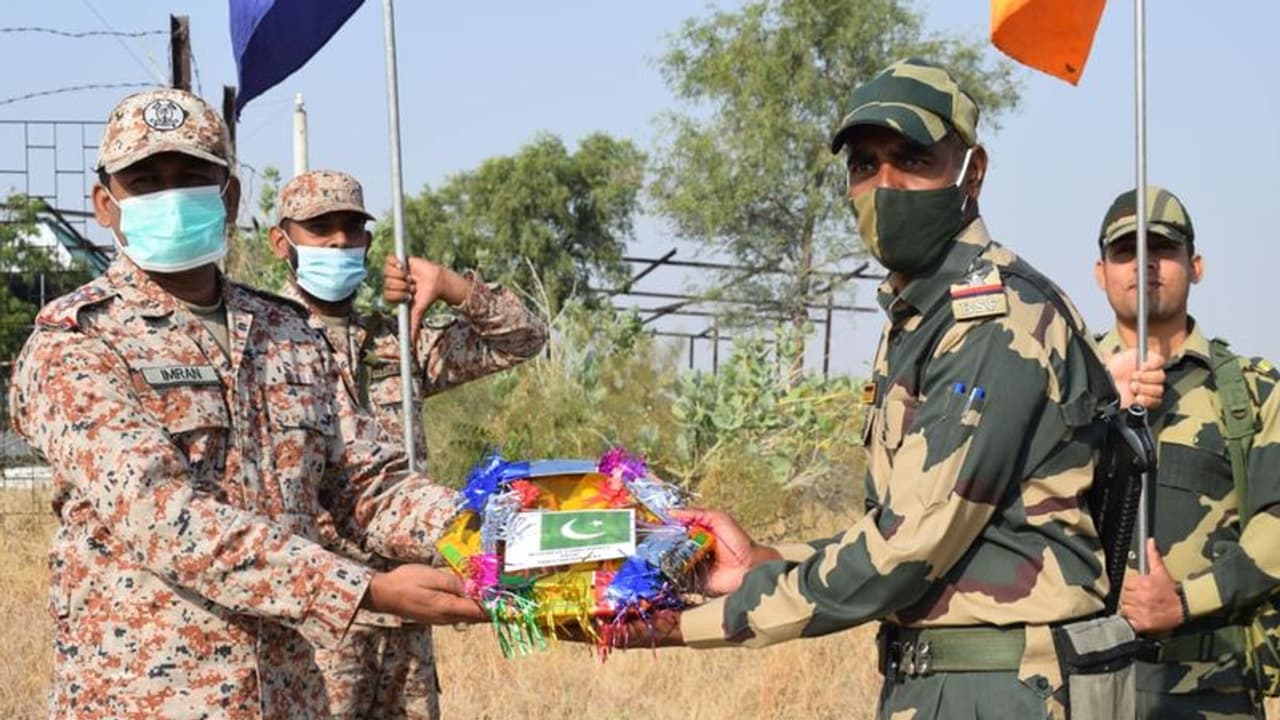 दिवाली पर दिल मिले: रोशनी के पर्व पर बॉर्डर पर घुली मिठास,BSF और पाकिस्तानी रेंजर्स ने दीं मिठाइयां शुभकामनाएं