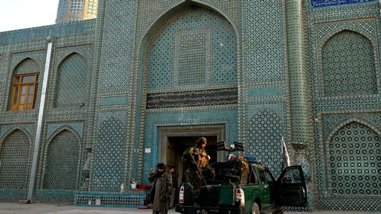 Afghanistan : അഫ്ഗാനിൽ കമ്പനികൾ പൂട്ടി, ബാങ്കുകൾ കാലി; നയാപൈസ ഇല്ലാതെ ജനം; താലിബാന് ശത്രു പണം Afghanistan : അഫ്ഗാനിൽ കമ്പനികൾ പൂട്ടി, ബാങ്കുകൾ കാലി; നയാപൈസ ഇല്ലാതെ ജനം; താലിബാന് ശത്രു പണം