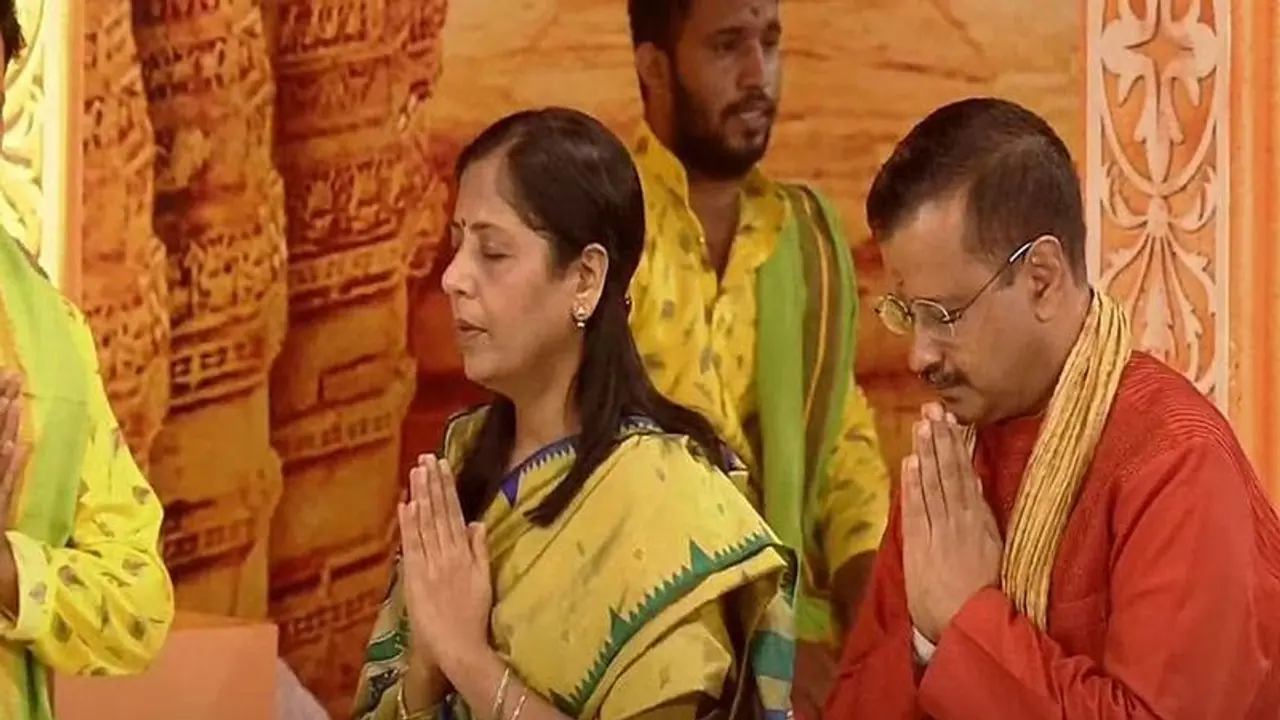 दिल्ली की दिवाली : त्यागराज स्टेडियम में सीएम अरविंद केजरीवाल ने की पूजा, पत्नी समेत कैबिनेट रहा शामिल..