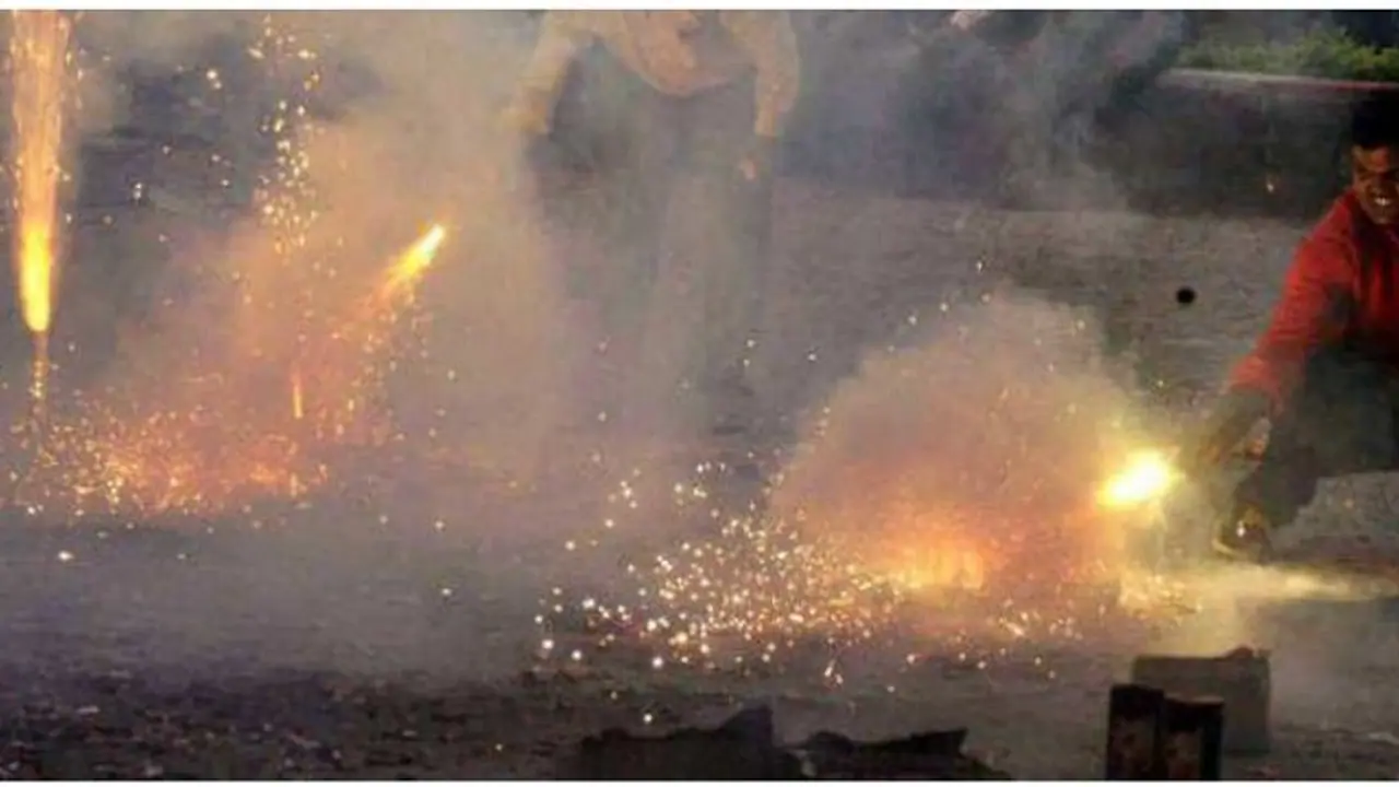 குலுங்கியது சென்னை... திரும்பிய பக்கமெல்லாம் வானவேடிக்கை வெடிச்சத்தம்.! குலுங்கியது சென்னை... திரும்பிய பக்கமெல்லாம் வானவேடிக்கை வெடிச்சத்தம்.!