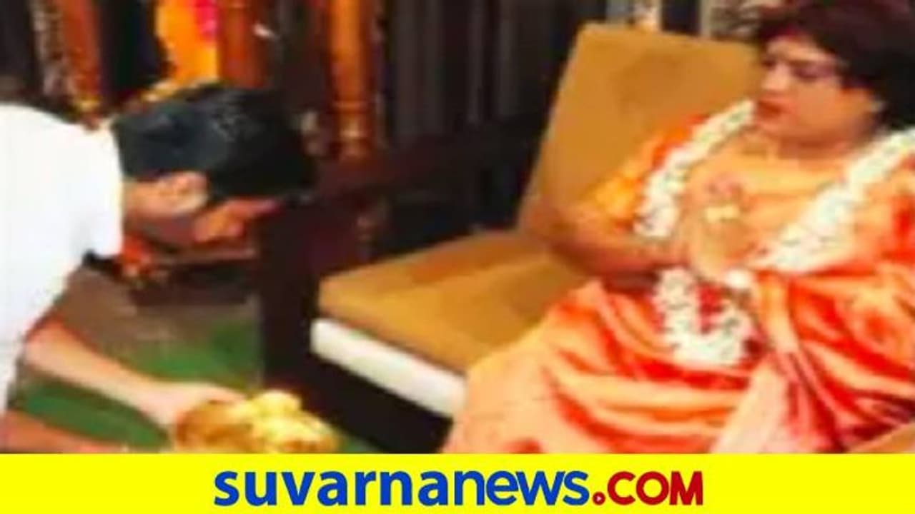 ಮಂಗಳಮುಖಿಯರಿಗೆ ಪಾದಪೂಜೆ ಸಲ್ಲಿಸಿ ವಿನಯ್ ಗುರೂಜಿ ದೀಪಾವಳಿ ಮಂಗಳಮುಖಿಯರಿಗೆ ಪಾದಪೂಜೆ ಸಲ್ಲಿಸಿ ವಿನಯ್ ಗುರೂಜಿ ದೀಪಾವಳಿ