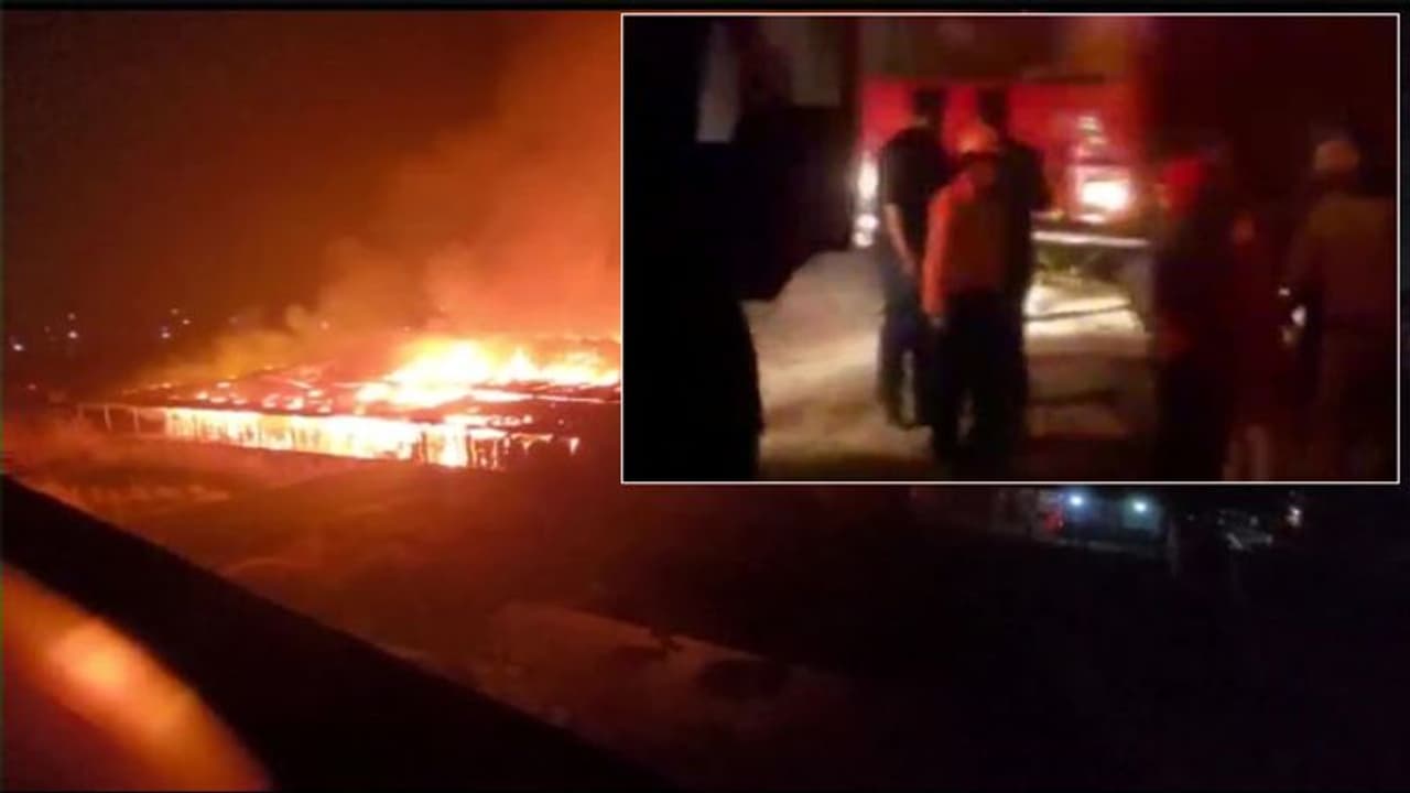 दिवाली की रात गुजरात के वापी में पेपर मिल में लगी भीषण आग, 20 फायर ब्रिगेड बुलानी पड़ीं दिवाली की रात गुजरात के वापी में पेपर मिल में लगी भीषण आग, 20 फायर ब्रिगेड बुलानी पड़ीं