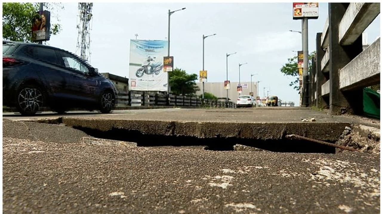 'സ്ലാബില്ല, റോഡിൽ ചതിക്കുഴി'; ഓടയിൽ വീണ് വയോധികന് പരിക്ക്, മനുഷ്യാവകാശ കമ്മീഷൻ കേസെടുത്തു 'സ്ലാബില്ല, റോഡിൽ ചതിക്കുഴി'; ഓടയിൽ വീണ് വയോധികന് പരിക്ക്, മനുഷ്യാവകാശ കമ്മീഷൻ കേസെടുത്തു