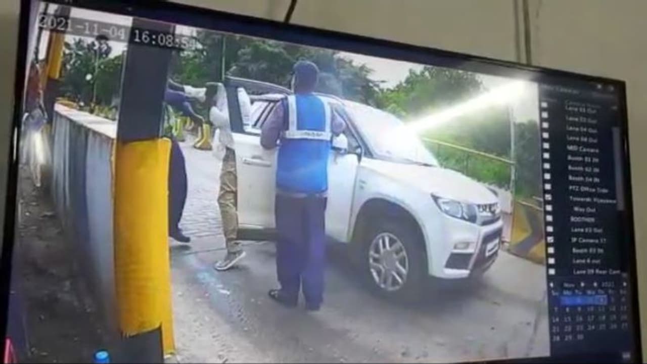 వేంపాడు టోల్ గేట్ వద్ద వైసిపి నాయకుల హల్ చల్... సిబ్బందిపై విచక్షణారహితంగా దాడి (సిసి కెమెరా వీడియో) వేంపాడు టోల్ గేట్ వద్ద వైసిపి నాయకుల హల్ చల్... సిబ్బందిపై విచక్షణారహితంగా దాడి (సిసి కెమెరా వీడియో)