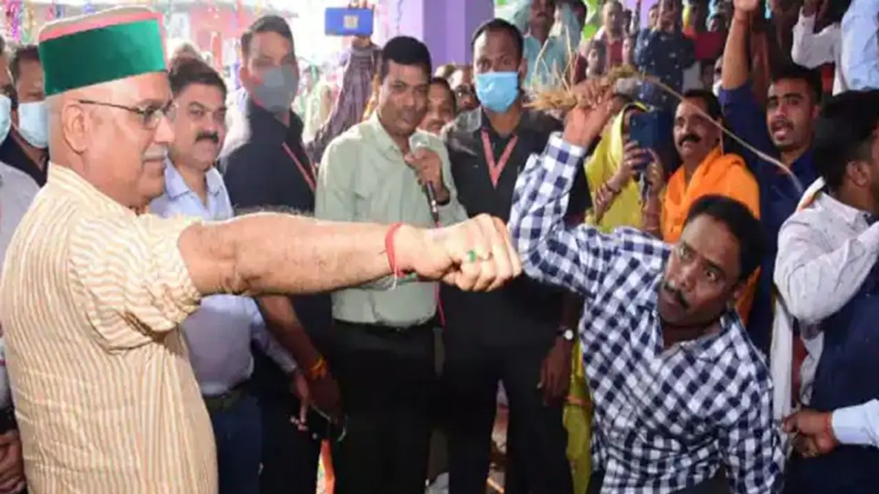 जब मुख्यमंत्री भूपेश बघेल पर कोड़े बरसाने लगा यह शख्स, दर्द सहकर भी मुस्कुराते रहे सीएम, जानें पूरा मामला.. जब मुख्यमंत्री भूपेश बघेल पर कोड़े बरसाने लगा यह शख्स, दर्द सहकर भी मुस्कुराते रहे सीएम, जानें पूरा मामला..