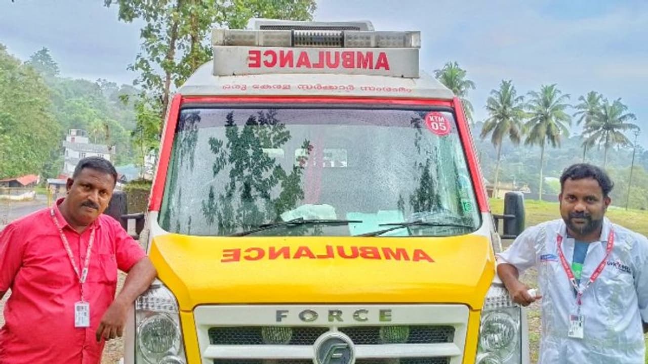 ആശുപത്രിലെത്തും മുമ്പ് യുവതി പ്രസവിച്ചു, സഹായമായത് കനിവ് 108 ആംബുലൻസ് ജീവനക്കാർ ആശുപത്രിലെത്തും മുമ്പ് യുവതി പ്രസവിച്ചു, സഹായമായത് കനിവ് 108 ആംബുലൻസ് ജീവനക്കാർ