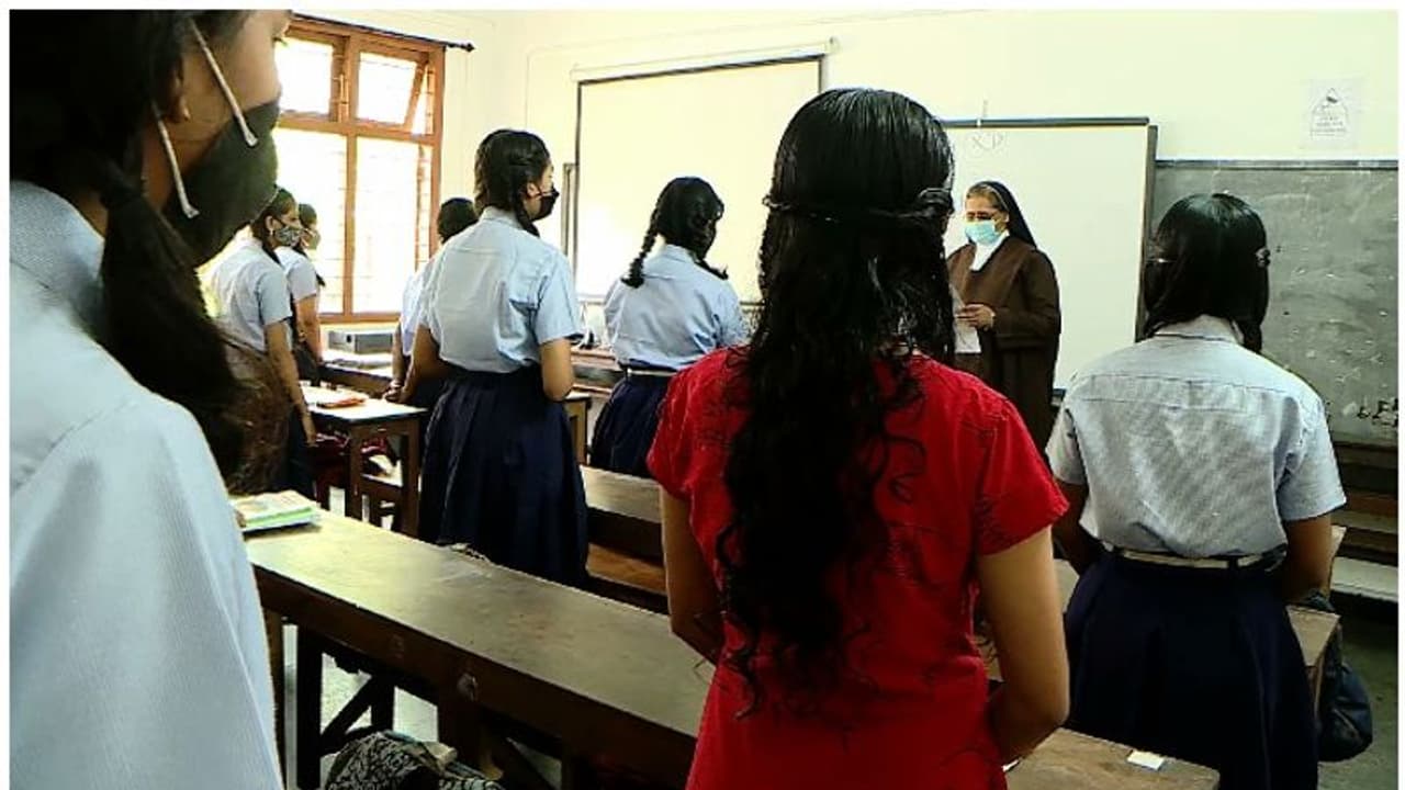 ലൈബ്രറി സയന്സ് പഠിച്ചിറങ്ങിയവര് നിരവധി; പക്ഷേ നിയമനമില്ല, തസ്തിക നികത്താതെ 21 വർഷം ലൈബ്രറി സയന്സ് പഠിച്ചിറങ്ങിയവര് നിരവധി; പക്ഷേ നിയമനമില്ല, തസ്തിക നികത്താതെ 21 വർഷം