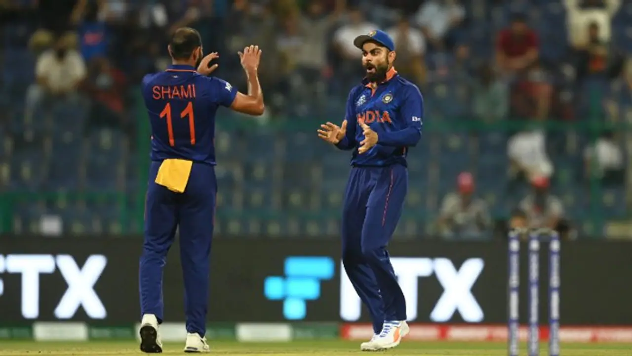 T20 World Cup 2021 IND vs SCO: तेज गेंदबाज मोहम्मद शमी ने लगातार तीन गेंदों पर लिए 3 विकेट T20 World Cup 2021 IND vs SCO: तेज गेंदबाज मोहम्मद शमी ने लगातार तीन गेंदों पर लिए 3 विकेट