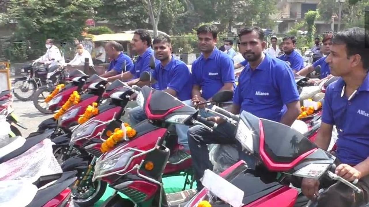 Diwali Gift; ನೌಕರರಿಗೆ ಎಲೆಕ್ಟ್ರಿಕ್ ಸ್ಕೂಟರ್ ಉಡುಗೊರೆ ನೀಡಿದ ಕಂಪನಿ!