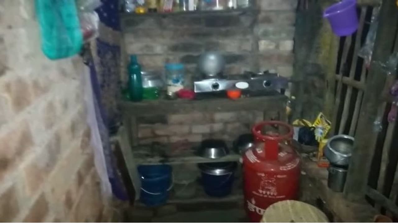 Mass Beaten স্ত্রীকে সঙ্গে যেতে না দেওয়ায় রাগের বশে শাশুড়ির মাথায় আঘাত, মদ্যপ জামাইকে গণধোলাই Mass Beaten স্ত্রীকে সঙ্গে যেতে না দেওয়ায় রাগের বশে শাশুড়ির মাথায় আঘাত, মদ্যপ জামাইকে গণধোলাই