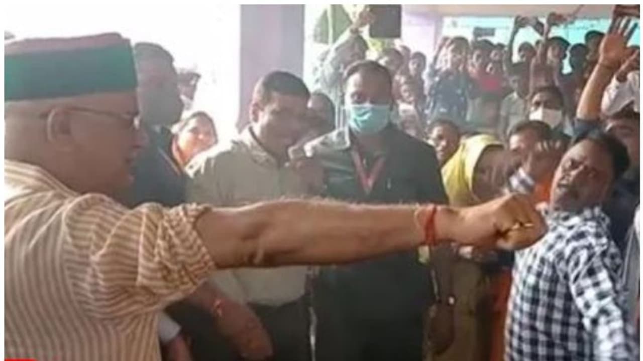 ഛത്തീസ്ഗഢ് മുഖ്യമന്ത്രിക്ക് 'ചാട്ടവാറടി'; എല്ലാ കര്‍ഷകരുടെ 'നന്മ'ക്ക്