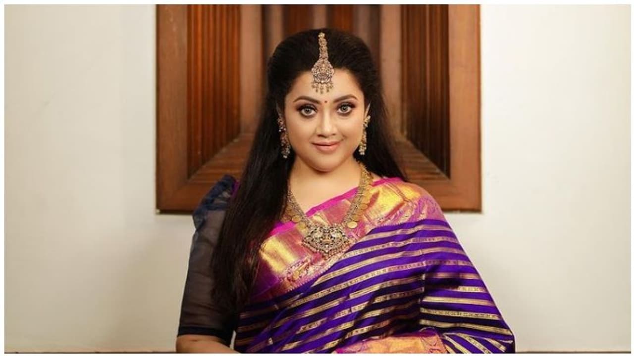 வாவ்...கண் அசைவுகளால் கவரும் மீனா... எம்மாடி எவ்ளோ நேரம்...