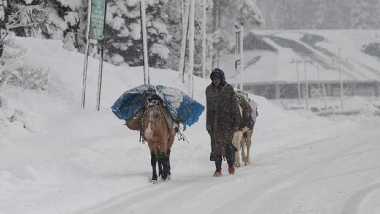 అధికారాన్ని కశ్మీర్ నుంచి జమ్మువైపు తరలించడమే.. నియోజకవర్గాల పునర్విభజన ముసాయిదాపై భగ్గుమన్న పార్టీలు