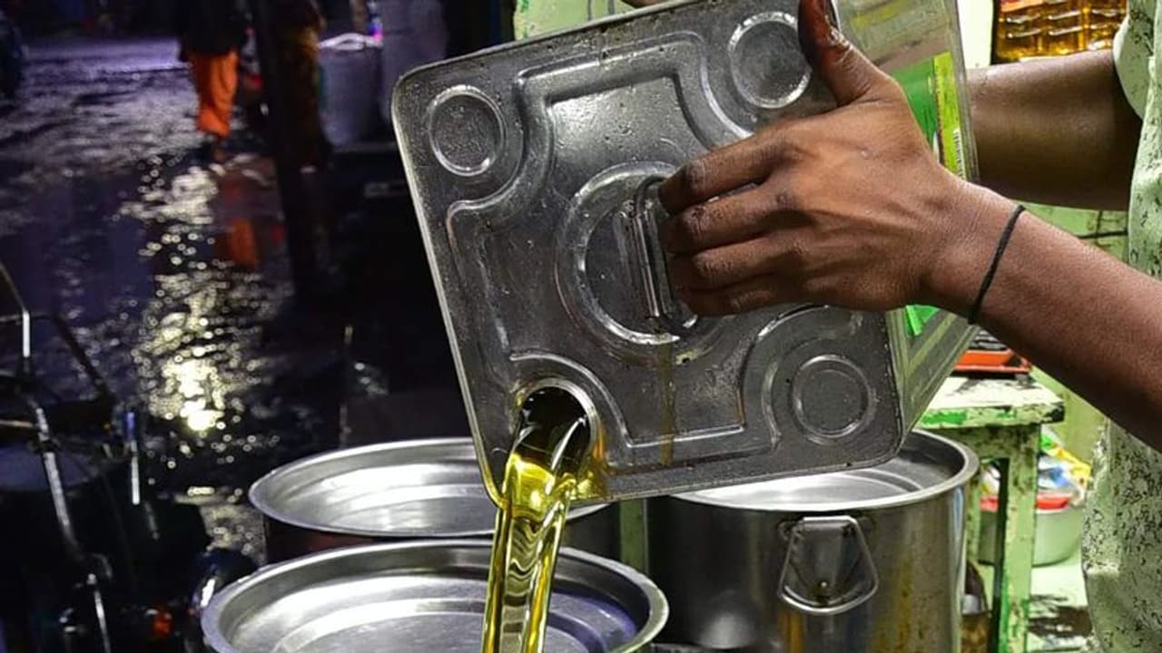 Cooking Oil Prices Rising: సామాన్యులకు మరో షాక్‌.. భారీగా పెరగనున్న వంట నూనె ధరలు