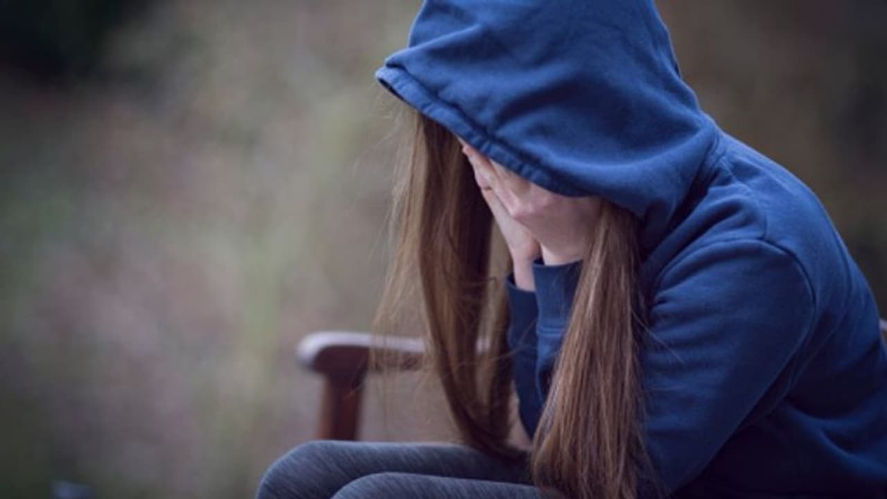 അഞ്ച് പേർ ചേർന്ന് പീഡിപ്പിച്ചെന്ന് പെൺകുട്ടി, സ്കൂളിൽ പോകാതിരിക്കാൻ കള്ളം പറഞ്ഞതെന്ന് സംശയം അഞ്ച് പേർ ചേർന്ന് പീഡിപ്പിച്ചെന്ന് പെൺകുട്ടി, സ്കൂളിൽ പോകാതിരിക്കാൻ കള്ളം പറഞ്ഞതെന്ന് സംശയം