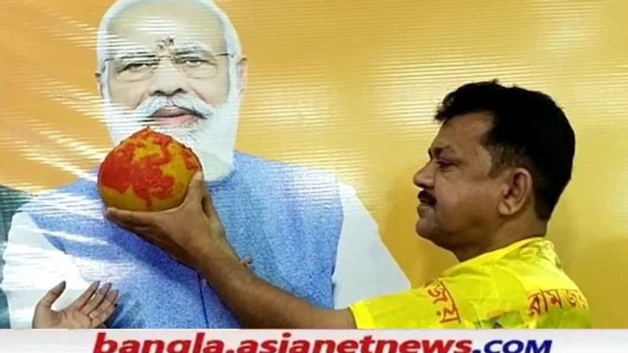 Bhai Phota 2021: মোদীর ছবিতে ৩ কেজি ওজনের লাড্ডু খাইয়ে ভাইফোঁটা, উৎসবে সামিল জয়প্রকাশও Bhai Phota 2021: মোদীর ছবিতে ৩ কেজি ওজনের লাড্ডু খাইয়ে ভাইফোঁটা, উৎসবে সামিল জয়প্রকাশও