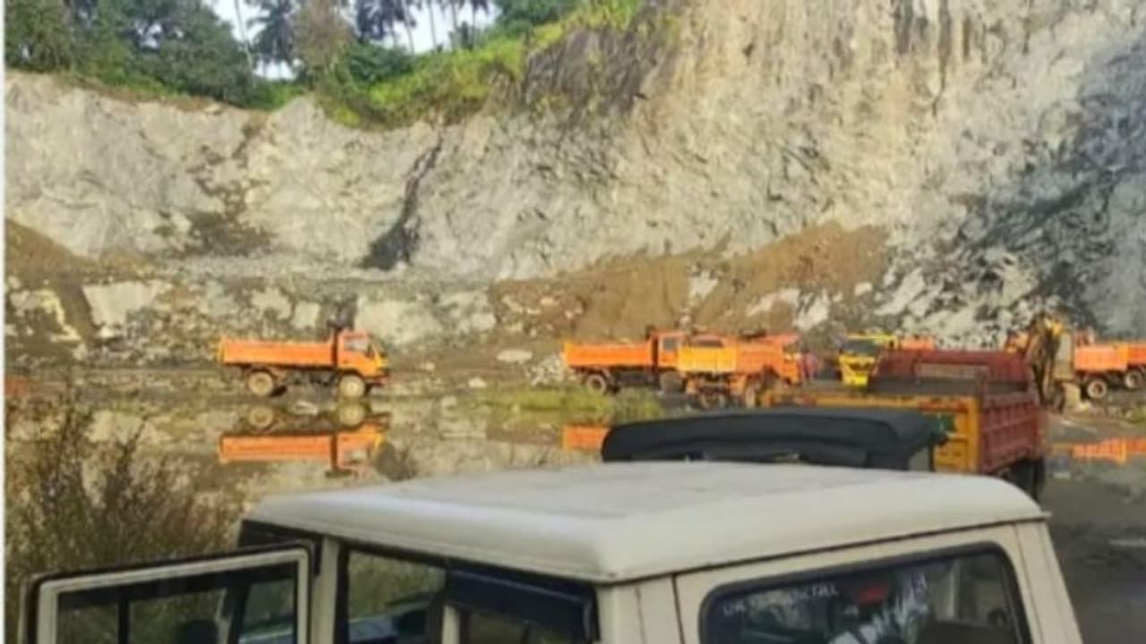 അനധികൃതമായി പ്രവര്ത്തിക്കുന്ന ക്വാറിയിൽ റെയ്ഡ്: 16 ടിപ്പര് ലോറികള് പിടികൂടി അനധികൃതമായി പ്രവര്ത്തിക്കുന്ന ക്വാറിയിൽ റെയ്ഡ്: 16 ടിപ്പര് ലോറികള് പിടികൂടി