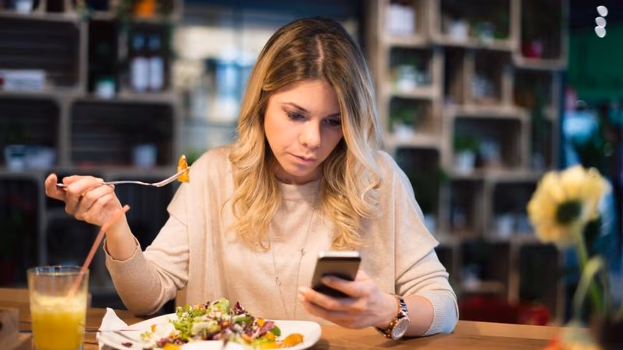 eating alone| ഒറ്റയ്ക്കിരുന്ന് ഭക്ഷണം കഴിക്കാറുണ്ടോ? പഠനം പറയുന്നത്
