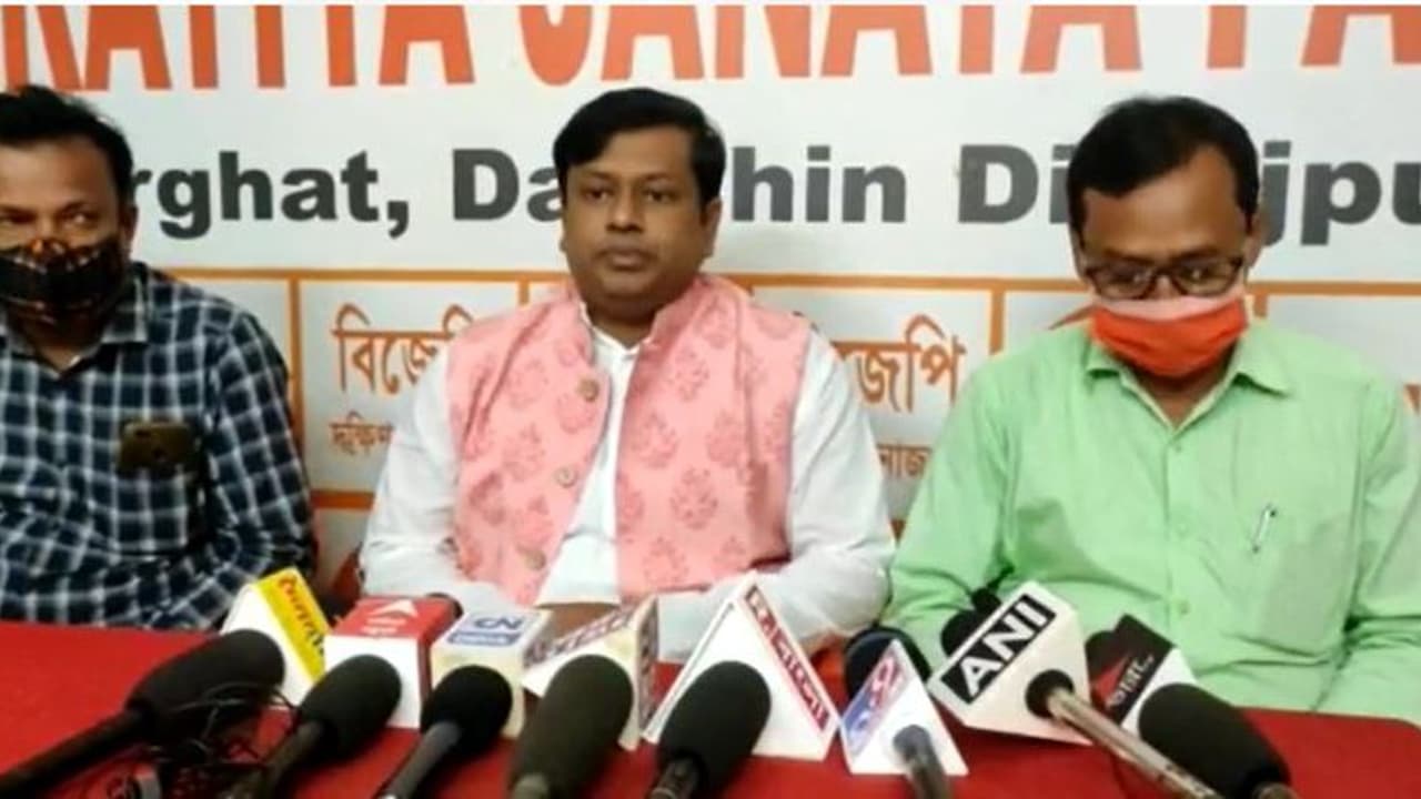 Fuel Prices কেন্দ্র কমালেও জ্বালানিতে ভ্যাট কমাচ্ছে না রাজ্য, আন্দোলনে নামার হুঁশিয়ারি বিজেপির