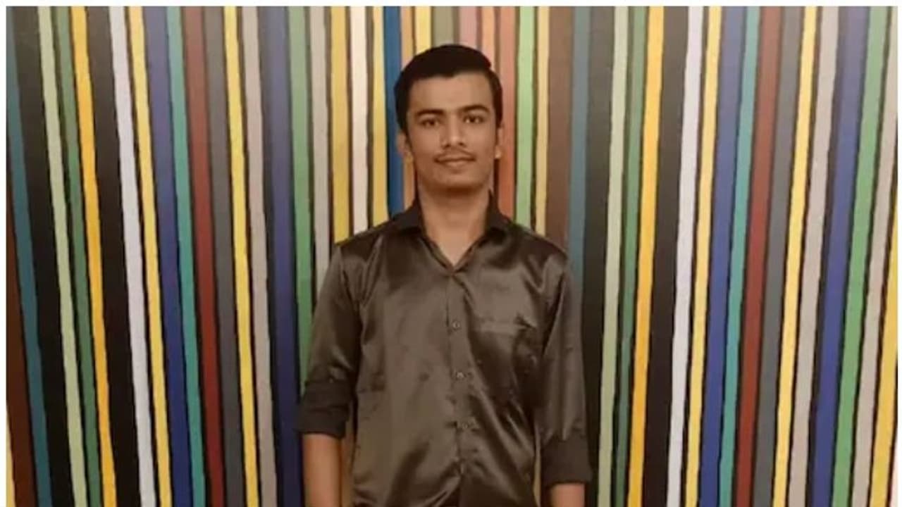 NEET Exam Topper| സ്വയം പഠിച്ച് നേടിയ അഞ്ചാം റാങ്കുമായി ഹൃതുൽ; ദിവസം 12 മണിക്കൂർ പഠനത്തിനായി മാറ്റിവെച്ചു