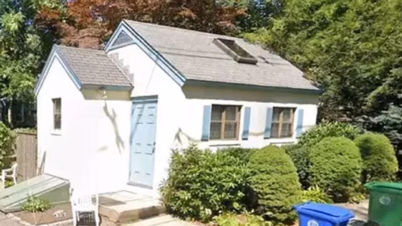 250 ചതുരശ്രയടി വിസ്തീര്ണ്ണത്തിലുള്ള ഈ കൊച്ചുവീടിന് വിലയിട്ടത് 2.3 കോടി രൂപ, കാരണം... 250 ചതുരശ്രയടി വിസ്തീര്ണ്ണത്തിലുള്ള ഈ കൊച്ചുവീടിന് വിലയിട്ടത് 2.3 കോടി രൂപ, കാരണം...