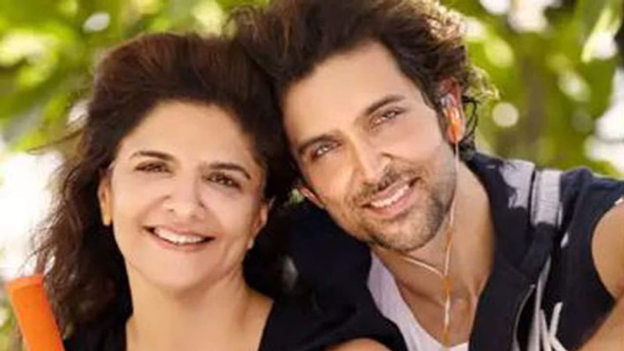 Diwali Party: मम्मी Pinkie Roshan के साथ Hrithik Roshan ने लगाए ठुमके, इस गाने पर मां बेटे ने की मस्ती Diwali Party: मम्मी Pinkie Roshan के साथ Hrithik Roshan ने लगाए ठुमके, इस गाने पर मां बेटे ने की मस्ती