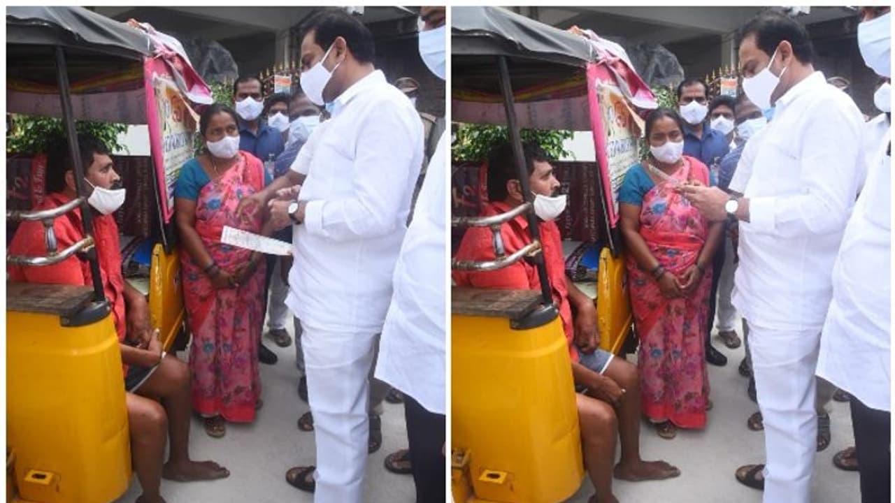 ఉపముఖ్యమంత్రి ఆళ్ల నాని మానవీయత.. ఆటో దగ్గరకెళ్లి వృద్ధుడి పెన్షన్‌ పునరుద్ధరణకు ఆదేశాలు