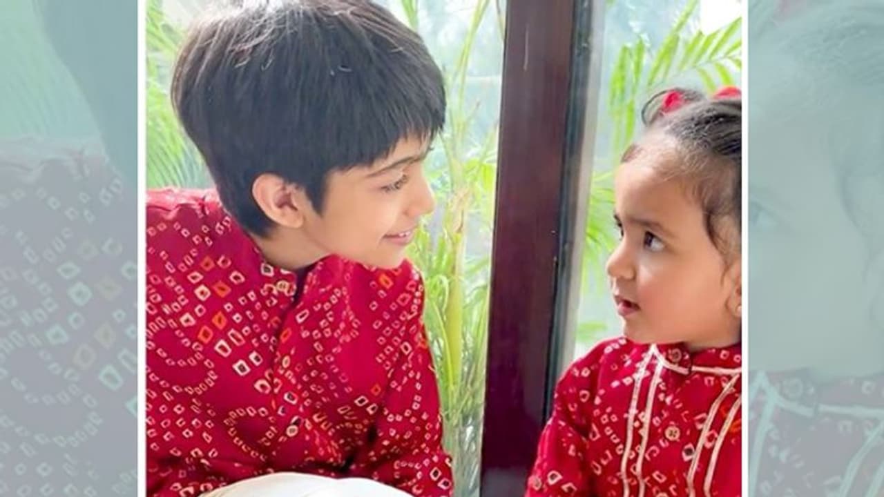 Bhai DooJ: Shilpa Shetty की बेटी तुतलाते हुए बोली हैप्पी भाई दूज, वियान के साथ मस्ती करती दिखीं समीशा Bhai DooJ: Shilpa Shetty की बेटी तुतलाते हुए बोली हैप्पी भाई दूज, वियान के साथ मस्ती करती दिखीं समीशा