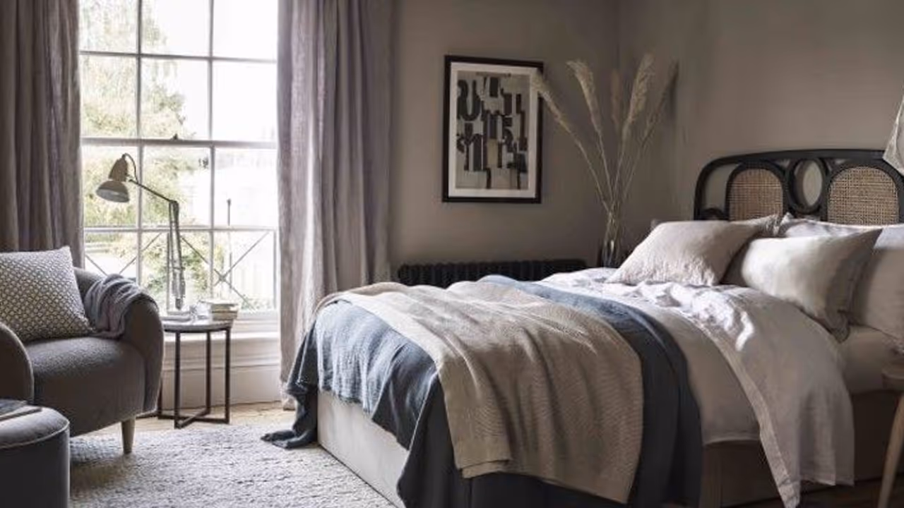 Vastu Shastra: পরিবারে সুখ শান্তি বজায় রাখতে বাস্তু মেনে বাড়ি সাজান, জেনে নিন কোন দিকে শোওয়ার ঘর হওয়া শুভ Vastu Shastra: পরিবারে সুখ শান্তি বজায় রাখতে বাস্তু মেনে বাড়ি সাজান, জেনে নিন কোন দিকে শোওয়ার ঘর হওয়া শুভ