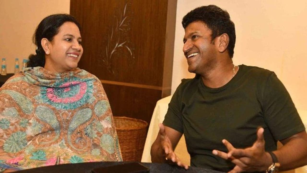 என் புருஷனுக்காக இப்படியா..? கண்ணீர் விட்டு கடிதம் எழுதிய புனீத் ராஜ்குமார் மனைவி..! என் புருஷனுக்காக இப்படியா..? கண்ணீர் விட்டு கடிதம் எழுதிய புனீத் ராஜ்குமார் மனைவி..!