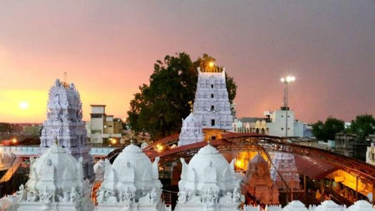 వేములవాడ రాజన్న ఆలయంలో విషాదం.. గుండెపోటుతో భక్తురాలు మృతి.. 