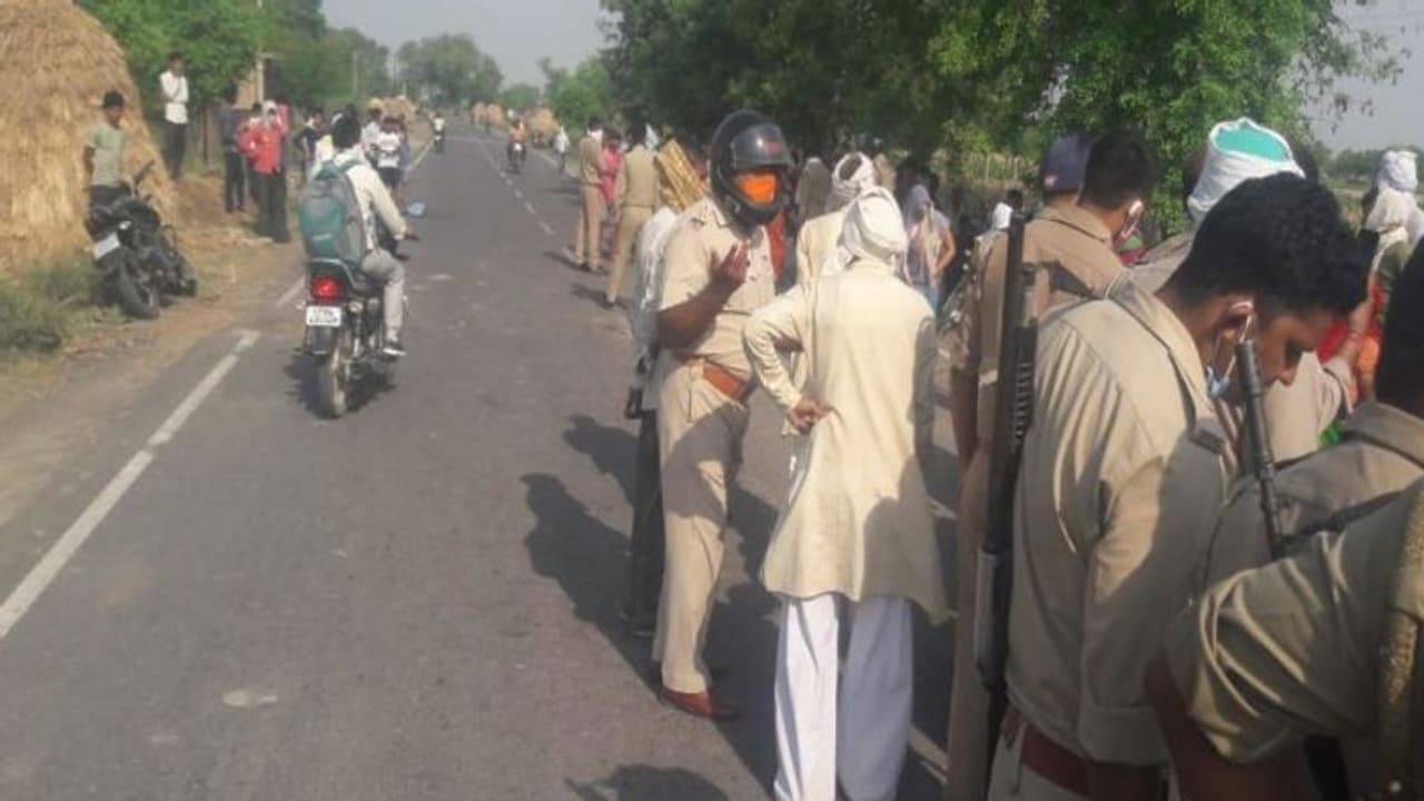 Bhai Dooj मनाने पति के साथ जा रही थी पत्नी, रास्ते में दोनों की मौत..चमत्कार से यूं जिंदा बची 3 माह की बेटी Bhai Dooj मनाने पति के साथ जा रही थी पत्नी, रास्ते में दोनों की मौत..चमत्कार से यूं जिंदा बची 3 माह की बेटी