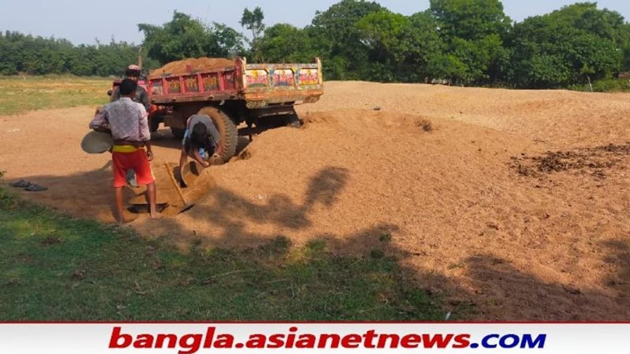 Birbhum: চোরা বালির ব্যবসা, মাঠ দখল করে লক্ষ লক্ষ টাকা মুনাফা ঠিকাদারের Birbhum: চোরা বালির ব্যবসা, মাঠ দখল করে লক্ষ লক্ষ টাকা মুনাফা ঠিকাদারের