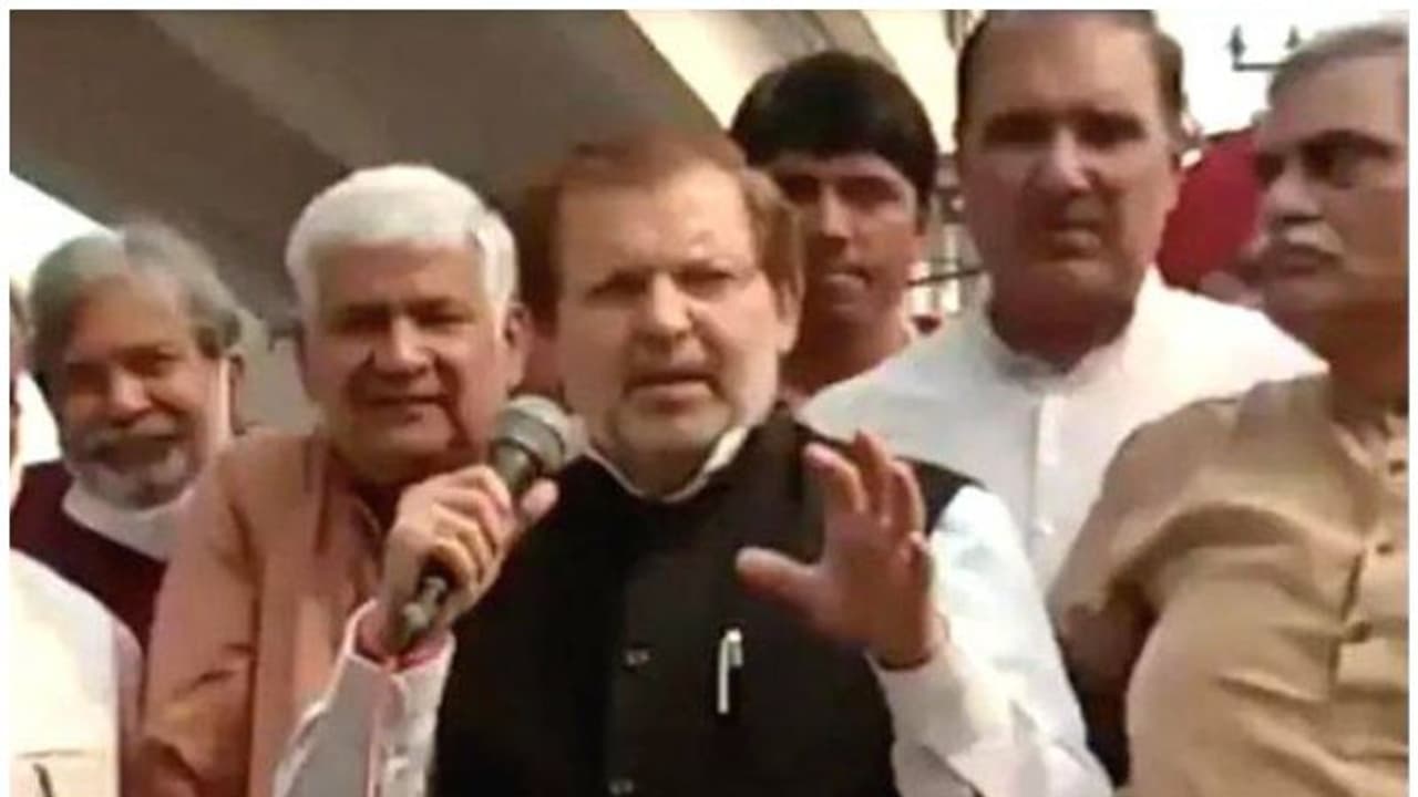 'കൈവെട്ടും, കണ്ണ് ചൂഴ്ന്നെടുക്കും', ഹരിയാനയിൽ കൊലവിളി പ്രസംഗവുമായി ബിജെപി എംപി 'കൈവെട്ടും, കണ്ണ് ചൂഴ്ന്നെടുക്കും', ഹരിയാനയിൽ കൊലവിളി പ്രസംഗവുമായി ബിജെപി എംപി