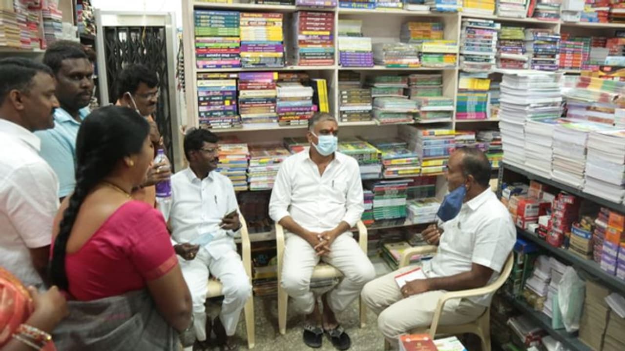 కాశీనాథ్ సేట్ .. ఎలా ఉన్నావ్, వ్యాపారం ఎలా ఉంది: బుక్స్టాల్ వ్యాపారికి మంత్రి హరీశ్ సర్ప్రైజ్ కాశీనాథ్ సేట్ .. ఎలా ఉన్నావ్, వ్యాపారం ఎలా ఉంది: బుక్స్టాల్ వ్యాపారికి మంత్రి హరీశ్ సర్ప్రైజ్