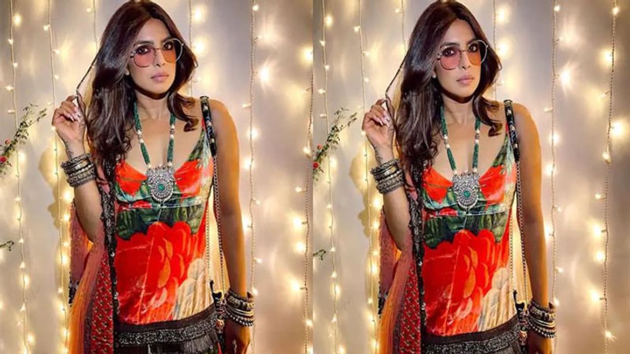 Priyanka : দিওয়ালি পার্টিতে উদ্দাম নাচ, দেশি ঠুমকায় ঝড় তুললেন প্রিয়ঙ্কা চোপড়া Priyanka : দিওয়ালি পার্টিতে উদ্দাম নাচ, দেশি ঠুমকায় ঝড় তুললেন প্রিয়ঙ্কা চোপড়া