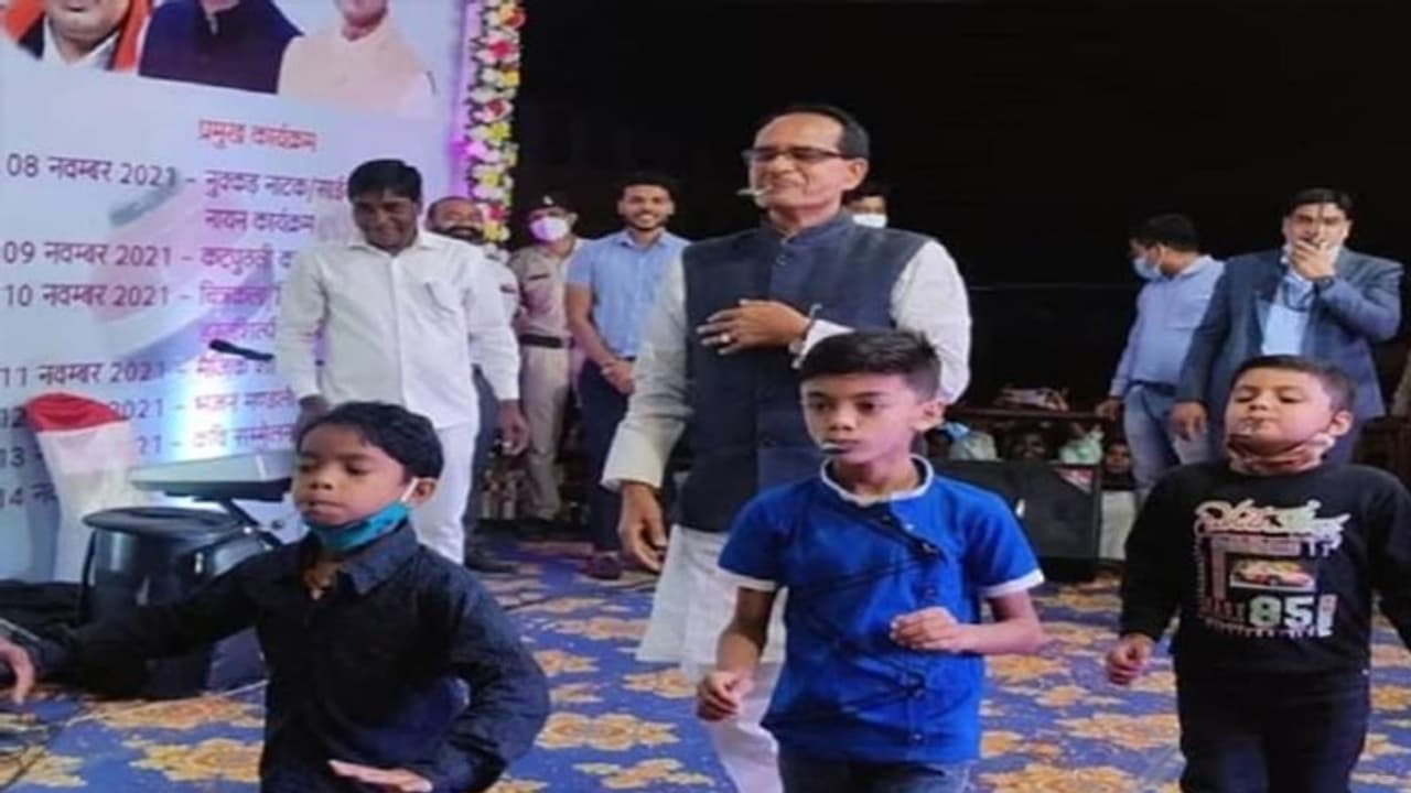 बच्चों को देख CM Shivraj खुद बन गए बच्चे, साथ लगाई चम्मच रेस..वीडियो में देखिए मुख्यमंत्री का गजब खेल बच्चों को देख CM Shivraj खुद बन गए बच्चे, साथ लगाई चम्मच रेस..वीडियो में देखिए मुख्यमंत्री का गजब खेल