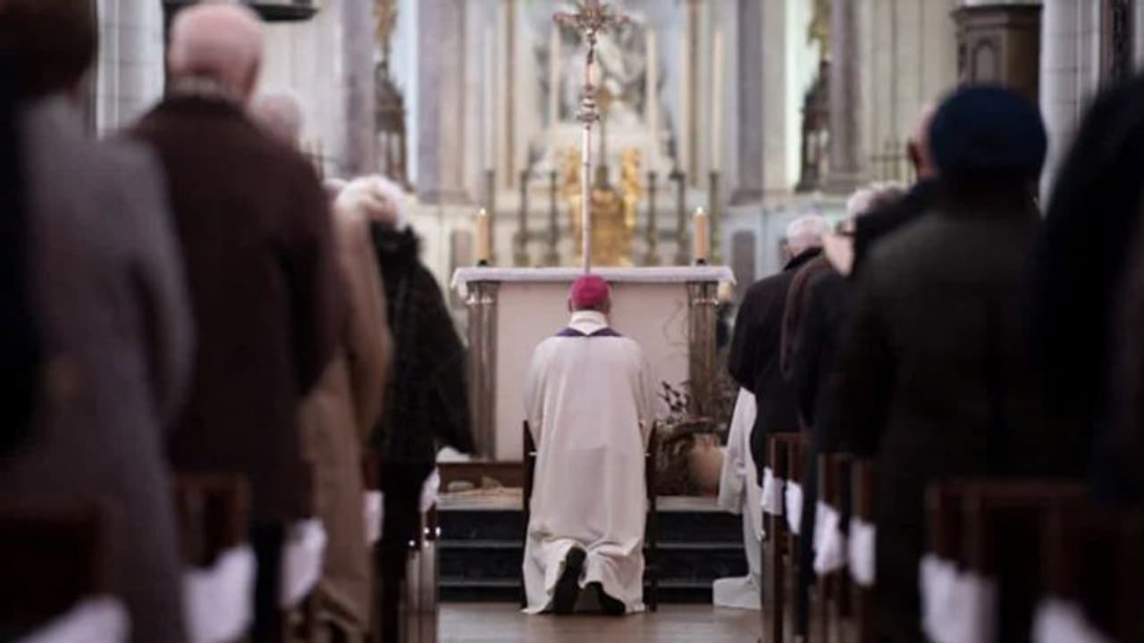 child abuse| പുരോഹിതരുടെ ലൈംഗിക പീഡനങ്ങളിൽ പ്രായശ്ചിത്തം, ദേവാലയത്തിൽ മുട്ടുകുത്തി പ്രാർത്ഥിച്ച് ബിഷപ്പുമാർ child abuse| പുരോഹിതരുടെ ലൈംഗിക പീഡനങ്ങളിൽ പ്രായശ്ചിത്തം, ദേവാലയത്തിൽ മുട്ടുകുത്തി പ്രാർത്ഥിച്ച് ബിഷപ്പുമാർ